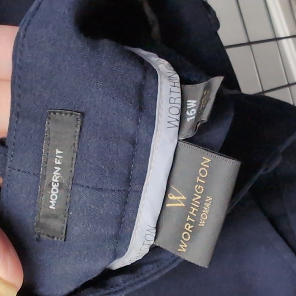 Modern fit, plain front, straight leg - Picture 3 of 3